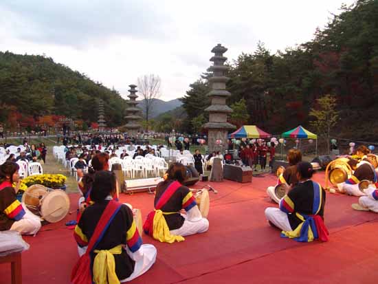 화순문화원생들의 사물놀이와 민요, 장구 공연 등도 운주문화축제의 또다른 볼거리다. 